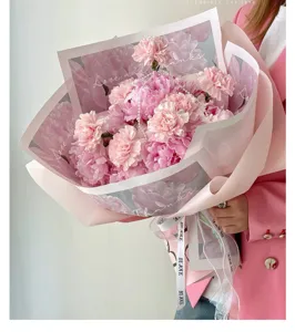 Bouquet peonie garofani rosa dettaglio carta confezione nastro elegante romantico