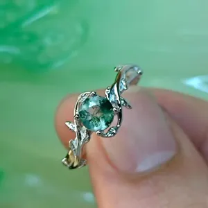 Exquisite moss agate ring featuring a silver vine leaf design, elegant and unique finger jewelry.