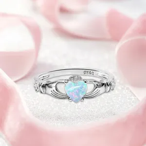 Herzförmiger Opal Claddagh S925 Silberring mit Farbspiel und edler Kronen-Designfassung.