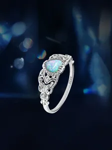 Herzförmiger opal ring aus sterlingsilber s925 mit vintage muster und feinem glanz.