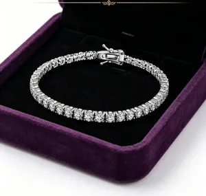 Primer plano detallado de pulsera de tenis de moissanita brillante en caja de terciopelo.
