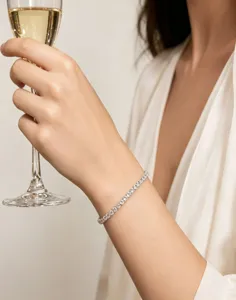 Elegante pulsera de tenis de plata 925 con moissanita, vista detallada de cadena de muñeca brillante.