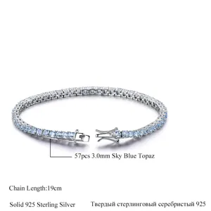 Detailansicht eines funkelnden Tennisarmbands aus 925 Silber mit blauen Topassteinen besetzt.