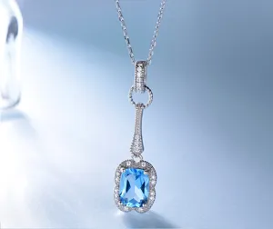 Nahaufnahme des S925 Silber rechteckigen blauen Topas Anhänger Halskette und feine Kette.