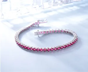 Exquisites S925 Silber Rubin Tennis Armband Detail, glänzender roter Edelstein Schmuck.