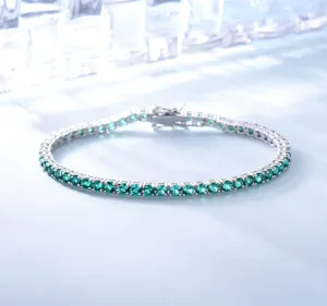 Detailansicht des silbernen Tennisarmbands mit funkelnden grünen Zirkoniasteinen fein.