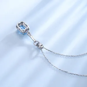 S925 Sterling Silber Halskette mit einem rechteckigen hellblauen Edelstein Anhänger.