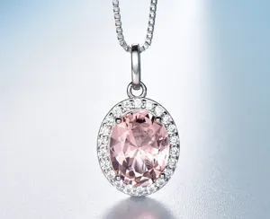 Detailaufnahme der 925 Silber Nano Morganit Kette mit ovalem Anhänger und Zirkon Besatz.
