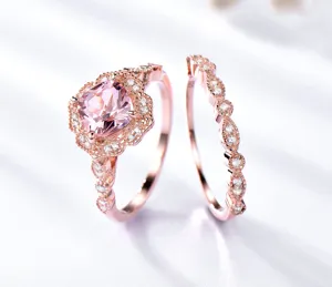 Detailansicht Vintage Roségold Ring Set mit rosa Stein und zarten Zirkonia Details.