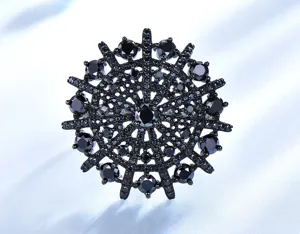 Nahaufnahme des schwarzen Sternburst-Rings, aufwendig besetzt mit Zirkonia, eleganter Glanz.