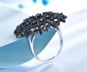 Detaillierte Nahaufnahme des S925 Silber schwarzer Spinell Regenschirm Rings, Punk Stil.