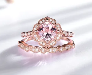 Detailaufnahme eines rosévergoldeten Morganit Vintage Stacking Rings, funkelnder Ehering.
