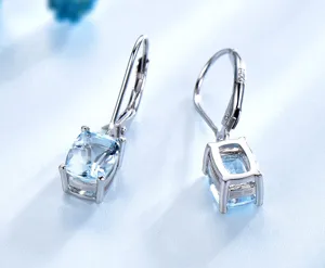 Silber Ohrhänger mit hellblauen Kissen geschliffenen Steinen, elegantes Tropfen Design.