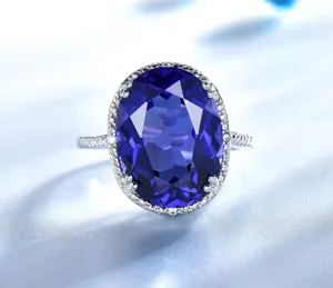 Stupendo anello di lusso in argento 925 con tanzanite blu ovale e diamanti scintillanti.