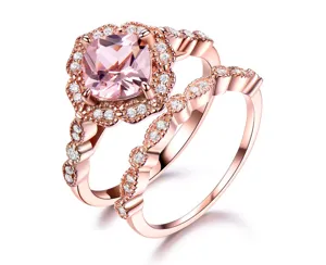 Wunderschöner roségoldener Stapelring Set mit funkelnden rosa Zirkonia Steinen verziert.