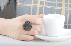 Nahaufnahme Detailansicht eines großen schirmförmigen schwarzen Edelstein-Cocktailrings.