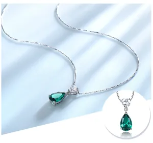 Detailaufnahme der silbernen Tropfen-Halskette mit grünem Nanostein und Zirkonia.