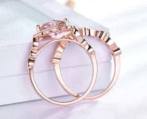 Detailansicht des edlen Roségold Vintage Stapelring Sets mit funkelndem Morganit und Halo.