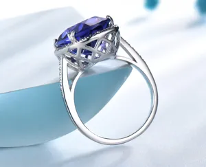 Anello in argento sterling 925 con grande gemma blu e montatura traforata di dettaglio.