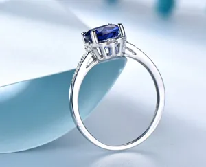 Eleganter 925 Silberring mit tiefblauem Zirkon und funkelnden kleinen Zirkoniasteinen.