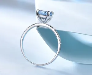 Detaillierte Nahaufnahme eines S925 Silber Rings mit hellblauem quadratischen Zirkon und Steinen.