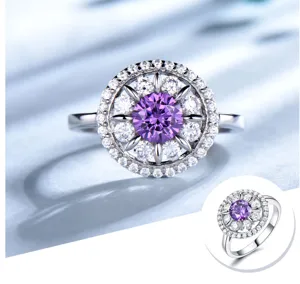 Nahaufnahme des atemberaubenden lila Edelstein-Hof-Rings mit funkelnden Zirkoniasteinen.