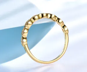 Vergoldeter 925 Silber Eternity Ring Detail mit Zirkoniasteinen und feiner Perlierung.