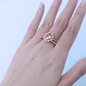 Detaillierte Nahaufnahme eines vintage roségoldenen stapelbaren Ring-Sets mit rosa Edelstein.