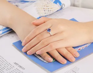 Detailansicht eines luxuriösen 925 Silber Rings mit einem atemberaubenden blauen Nano Tansanit.