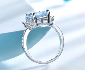 Detailaufnahme des S925 Silber Rings mit quadratischem blauen Topas, elegante Schmuck.