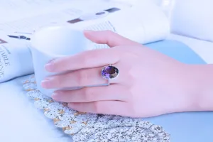 Elegante anello in argento sterling 925 con splendida pietra preziosa ovale viola e delicato halo.