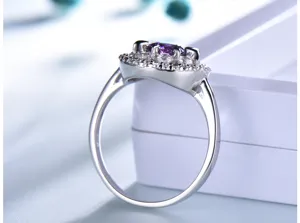 Nahaufnahme Detailansicht des eleganten Silberrings mit lila Edelstein und funkelnden Diamanten.