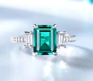 Detailansicht eines exquisiten 925 Silber Rings mit grünem Edelstein im Smaragdschliff.