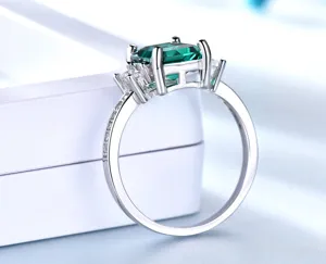 Detailansicht des S925 Silber Rings mit quadratischem grünen Hauptstein und Diamanten.