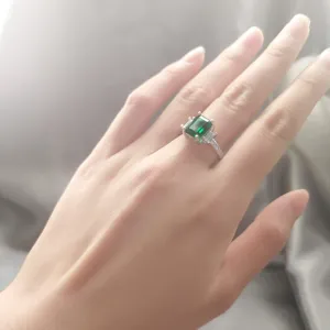 S925 Silber grüner Edelstein Ring Detailaufnahme mit elegantem quadratischen Schliff.