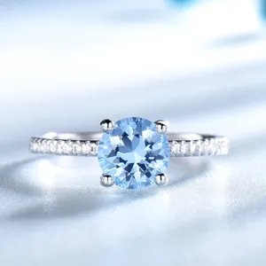 S925 Sterlingsilber hellblauer Topas Ring mit Zirkonia Steinen im klassischen Solitärdesign