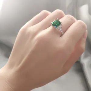 Nahaufnahme des S925 Silber Rings mit quadratischem grünem Edelstein und glänzenden Steinen.