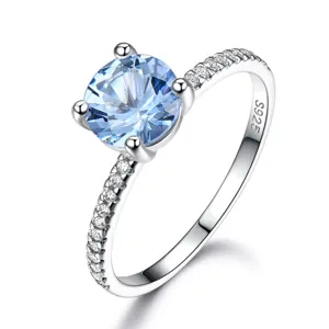 Eleganter 925er Sterlingsilber Ring mit hellblauen Edelstein und funkelnden Steinen.