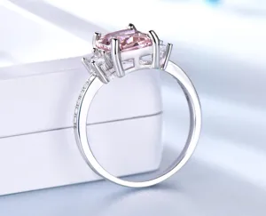 Nahaufnahme des Sterling Silber Rings mit einem quadratischen rosa Stein und Zirkonias.