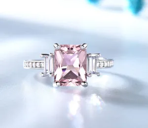 Eleganter S925 Silber Ring mit smaragdgeschliffenem rosafarbenen Stein und Baguette-Steinen.