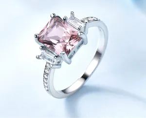 Silberner Ring mit rosafarbenem Zirkonia quadratisch Luxus Schmuck elegante Damen Fingerring