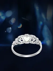 Detailaufnahme des S925 Sterling Silber Herz Opal Rings mit filigranem Vintage Design.