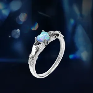 Detailansicht des herzförmigen Opal Claddagh S925 Silberrings mit Farbwechseleffekt.