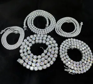 Vista detallada de cadenas de tenis de moisanita brillantes en plata de ley, joya elegante.