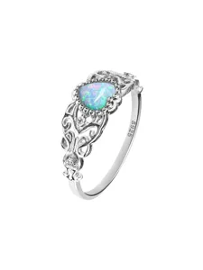 Silberner Herz Opal Ring Detailaufnahme mit filigranem Vintage Muster und Fassung.