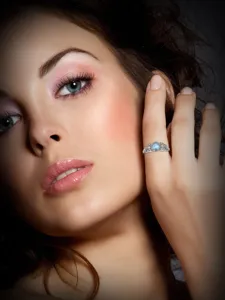 Nahaufnahme des Vintage Sterlingsilber Herz Opal Rings am Finger, elegantes Schmuckstück.