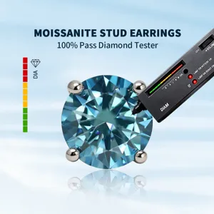 Nahaufnahme des blauen Moissanit-Ohrrings mit Diamantprüfer-Test und tollem Feuer.