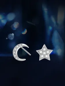 Detailansicht der S925 Silber Platin beschichteten Stern Mond Moissanit Ohrstecker.