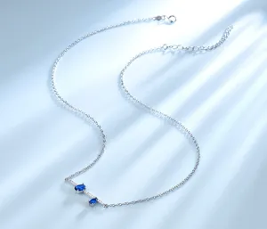 Collana con ciondolo in argento sterling e gemma blu dettaglio gioiello raffinato.