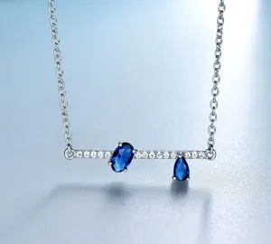 Dettaglio ravvicinato della splendida collana in argento con pietra blu e luminosi zirconi.